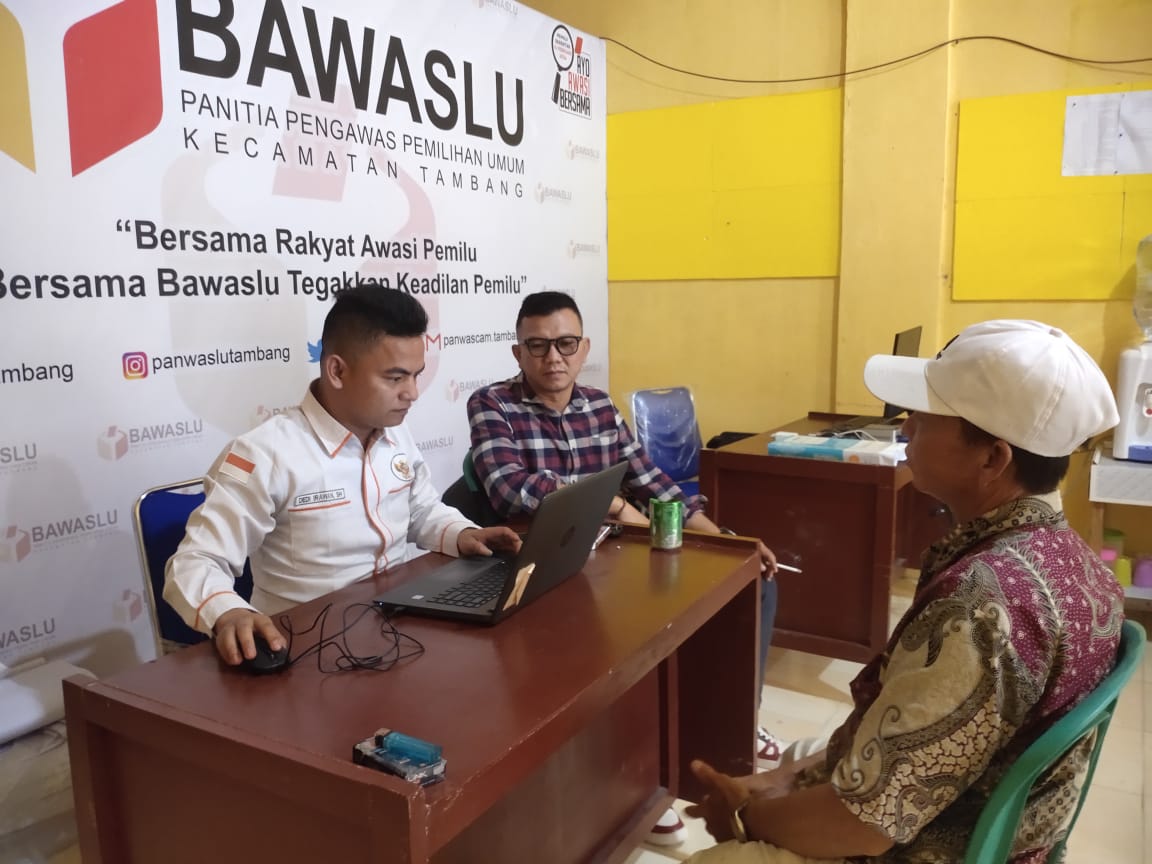 Ketua Bawaslu Kabupaten Kampar Syawir Abdullah bersama Staf