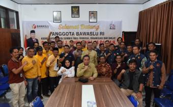 Foto Bersama Anggota Bawaslu RI