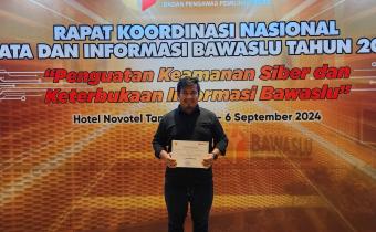 Miki AB Anggota Bawaslu Kabupaten Kampar saat Menerima Anugerah Keterbukaan Informasi Publik dari Bawaslu Republik Indonesia